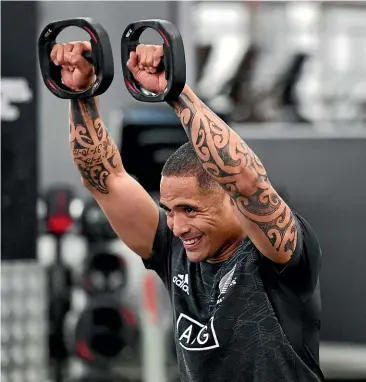  ?? PHOTOSPORT ?? Aaron Smith and the other All Blacks hit the gym in Auckland as the week-long buildup for Saturday’s test against Australia at Eden Park begins.