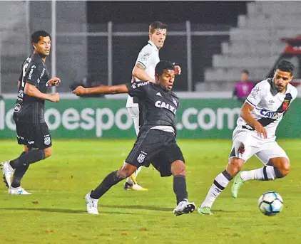  ?? EDUARDO CARMIM/AGÊNCIA O DIA ?? Marcado por Henrique, Maranhão tenta puxar o contra-ataque da Ponte Preta, em jogo de poucas chances