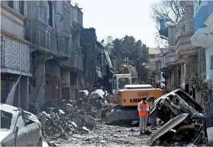  ?? APP ?? CleARAnCe WoRK: Workers clear the rubble from the crash site in Karachi on monday. —