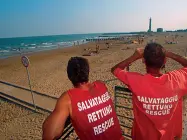  ??  ?? Occhio vigile In questo periodo i bagnini su tutte le spiagge veneziane sono in allerta per il rischio di annegament­i