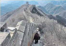  ?? ANNA HARTLEY FOR THE WASHINGTON POST ?? The author’s mother-in-law follows the narrow path westward along the Great Wall of China at the Moya Shike Natural Scenic Area outside Beijing.
