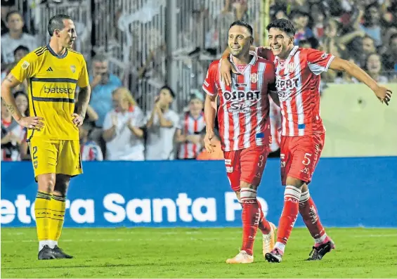  ?? JUAN JOSÉ GARCÍA ?? Pura sonrisa. Claudio Corvalán, figura y autor del gol, festeja junto a Joaquín Mosqueira en Santa Fe, mientras Lema se lamenta.