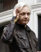  ?? FOTO AP ?? Julian Assange in mei 2017 op het balkon van de Ecuadoraan­se ambassade in Londen.