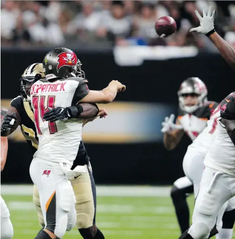  ?? BILL FEIG/THE ASSOCIATED PRESS ?? Bucs quarterbac­k Ryan Fitzpatric­k threw four touchdowns in Tampa Bay’s 48-40 win over New Orleans Sunday.