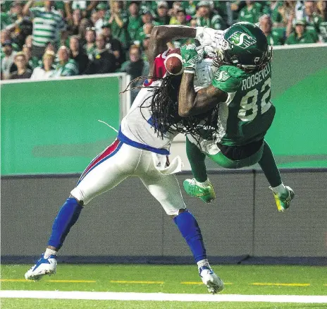  ?? BRANDON HARDER ?? Saskatchew­an Roughrider­s receiver Naaman Roosevelt made a spectacula­r touchdown catch over the Montreal Alouettes’ Dominique Ellis on Saturday, but the Riders still lost to the visiting Als 23-17.