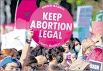  ?? MICHAEL REYNOLDS / EFE ?? Derecho. Una marcha a favor del aborto realizada en Washington.