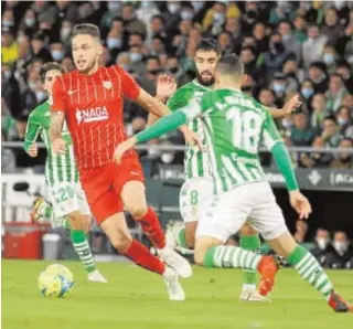  ?? // MANUEL GÓMEZ ?? Lucas Ocampos encarando a la defensa del Betis