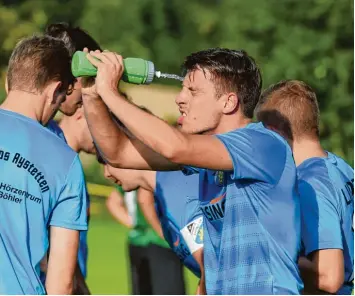 ?? Foto: Marcus Merk ?? Einen kühlen Kopf behielten Dejan Mijailovic und die Kicker des SV Cosmos Aystetten gestern Abend im Heimspiel gegen den TV Grönenbach. Mit 3:0 feierten sie den zweiten Sieg in Folge.