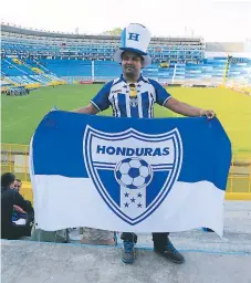  ??  ?? Con gorro, camisa y bandera, él se identificó con su país.