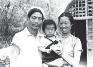  ??  ?? 1945年，萧军、王德芬夫妇与女儿萧耘­在延安桥儿沟东山