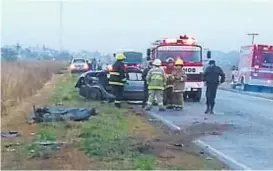  ?? (LA VOZ) ?? En la ruta. El Renault Scenic volcó a un costado del camino.