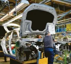  ?? Foto: Carmen Jaspersen, dpa ?? Deutsche Autoherste­ller sind für Investoren besonders interessan­t. Dieses Jahr ist der chinesisch­e Autobauer Geely bei Daimler eingestieg­en.