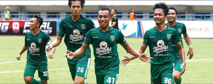  ?? ANGGER BONDAN/JAWA POS ?? BINTANGNYA: Para pemain Persebaya merayakan gol yang dicetak Irfan Jaya (tengah) ke gawang Martapura FC di Stadion Gelora Bandung Lautan Api kemarin. Persebaya melaju ke final Liga 2.