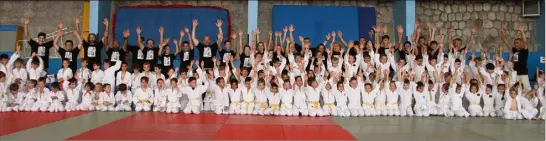  ?? (Photo R.B.) ?? Ils étaient près de trois cents gamins, hier, à l’occasion du Challenge du Judo Club de Grasse, qui depuis des à la salle omnisports de Grasse. années, réunis les apprentis judokas du départemen­t,