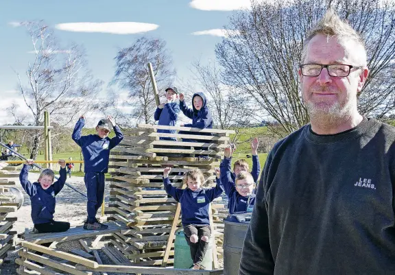  ?? PHOTO: RICHARD DAVISON ?? Full house . . . Heriot Primary School principal Colin McHutchon says proposed enrolment zoning may help balance school rolls locally.