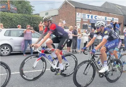  ??  ?? ●● Sir Bradley Wiggins on Buxton Road Macclesfie­ld in Tour of Britain