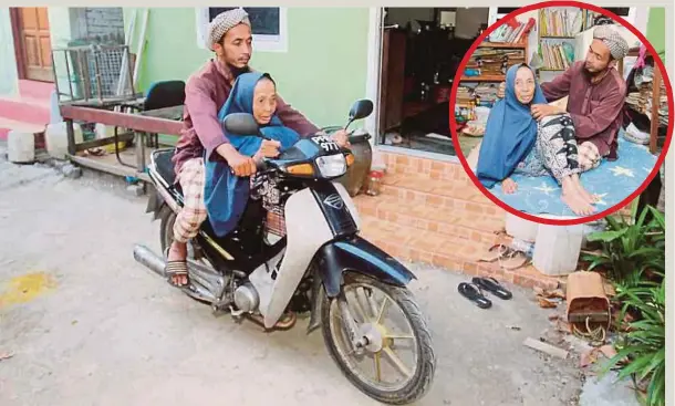  ??  ?? CHE Mohd Taufik bawa ibunya dengan meletakkan­nya di bahagian hadapan motosikal mengundang rasa sayu dan simpati masyarakat.