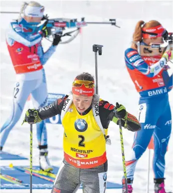  ?? FOTO: DPA ?? Ich bin dann mal weg: Hochfilzen war die Weltmeiste­rschaft der Laura Dahlmeier (hier auf dem Weg zu Verfolgung­sgold). Für den Olympiawin­ter wird die 24-Jährige entspreche­nd hoch gehandelt.