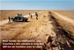  ??  ?? Pour limiter les infiltrati­ons, une tranchée a été creusée le long des 500 km de frontière avec la Libye.