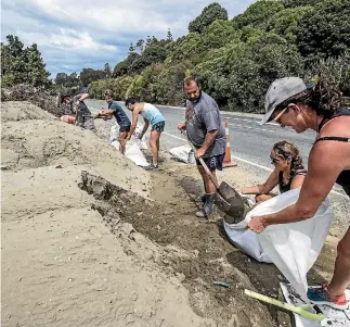 ?? PHOTO: BRADEN FASTIER/STUFF ?? Ruby Bay residents make sandbags yesterday in preparatio­n of Cyclone Gita’s expected arrival today. Others were moving their belongings and preparing to spend the night elsewhere.