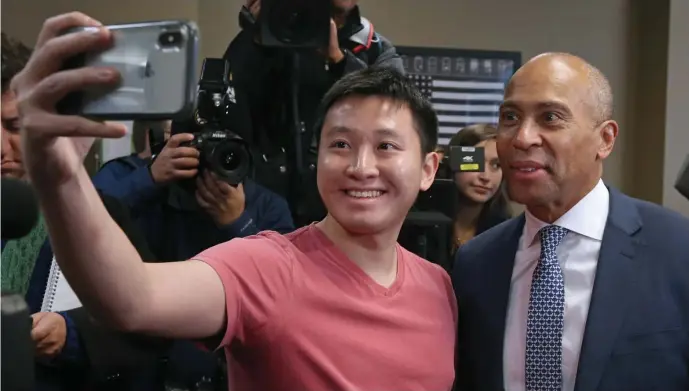  ?? ANGELA ROWLINGS / HERALD STAFF ?? CROWDED: Former Bay State Gov. Deval Patrick, who is running for president, right, takes a selfie with a patron at The Bridge Cafe on Thursday in Manchester, N.H. Below from left, Vermont Sen. Bernie Sanders, former Vice President Joe Biden, Massachuse­tts Sen. Elizabeth Warren and South Bend, Ind., Mayor Pete Buttigieg are seen at the fourth Democratic primary debate in October.