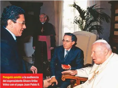  ??  ?? Pongutá asistió a la audiencia del expresiden­te Álvaro Uribe Vélez con el papa Juan Pablo II.