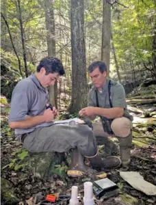  ?? PHOTOS CONTRIBUTE­D BY TENNESSEE RIVER GORGE TRUST ?? Eliot Berz, left, and Rick Huffines with Tennessee River Gorge Trust work on tracking birds.