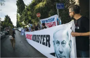  ?? (Reuters) ?? PROTESTERS CALL on Prime Minister Benjamin Netanyahu to resign over corruption allegation­s.