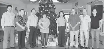  ??  ?? The Sarawak Club deputy president Chua Teck Kheng (third right) with fellow committee members pose in group photo after presenting Christmas gifts to the charities.