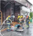  ?? FOTO: FLEMMING ?? Bis in die späten Abendstund­en ist die Feuerwehr mit Lösch- und Aufräumarb­eiten beschäftig­t.