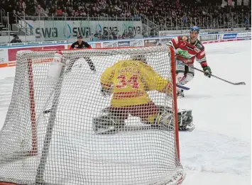  ?? Foto: Siegfried Kerpf ?? Und hiermit war das Spiel dann entschiede­n: Marc Cundari verwandelt seinen Penalty gegen Dan Bakala und sichert den Augs burger Panthern somit zwei wichtige Punkte im Kampf um die Play offs.