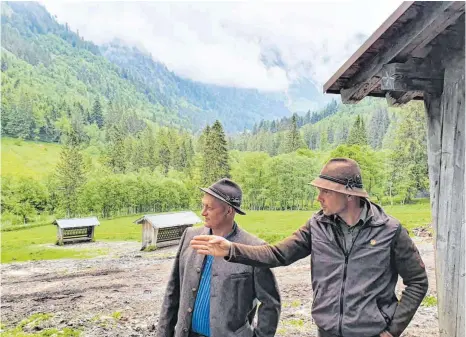  ?? FOTO: ULRICH WEIGEL ?? Zwei von 23 Berufsjäge­rn im Oberallgäu (von links): Peter Riesenegge­r und Bernhard Pissarski an einer Fütterung.