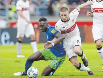  ?? FOTO: IMAGO ?? Tief in die Knie und mit Kraft voraus: Santiago Ascacibar – hier mit Josuha Guilavogui – dreht beim VfB auf.