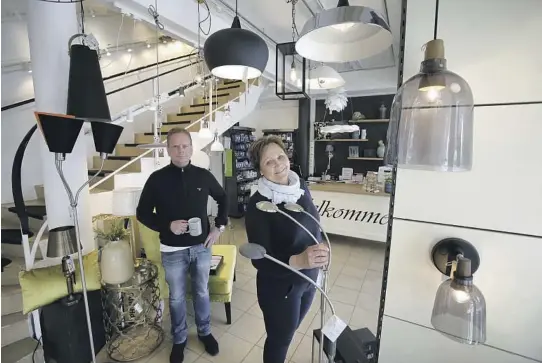  ?? BEGGE FOTO: TORE ØYVIND MOEN ?? RELANSERER: Jarle Sørensen har kjøpt Auensen elektriske og ansatt Eva Melleby som butikksjef.