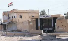  ?? AFP ?? Syrian forces outside a detention centre in Ghweran, Hasakeh, after the neighbourh­ood was reclaimed from ISIS, in 2015