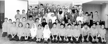  ??  ?? Seated, Lee (fourth left), Liew (fourth right), headmaster­s of the six primary schools, teachers and participan­ts at the closing ceremony of the UPSR motivation­al camp.