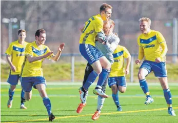  ??  ?? Die SG Argental freut sich über das 2:2 gegen Seibranz in der Nachspielz­eit.