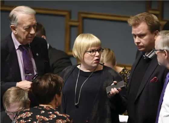  ?? FOTO: LEHTIKUVA / HEIKKI SAUKKOMAA ?? Centerns Pekka Puska (t.v.), omsorgsmin­ister Annika Saarikko (mitten), och centerns gruppordfö­rande Antti Kaikkonen under plenum i riksdagen på fredagen.