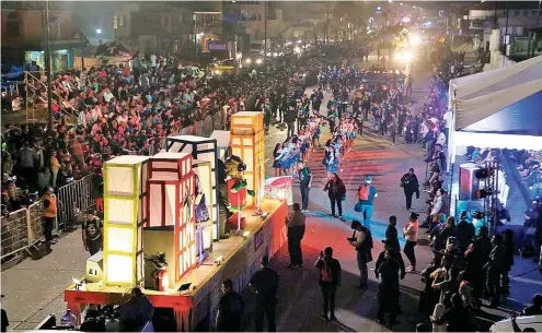  ??  ?? ANOCHE SE llevó a cabo el primer día de desfile de comparsas en el carnaval Miramar 2018. Foto Otilio Núñez