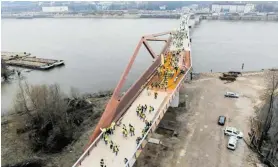  ?? FOT. URZĄD MIASTA STOŁECZNEG­O WARSZAWY ?? • Budowa mostu trwała od wiosny 2022 r.