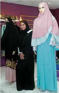  ??  ?? FARAH di butiknya yang menawarkan abaya Dubai berwarna.