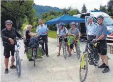  ?? FOTO: HELMUT STROPPEL ?? Mit einem Info-Stand informiere­n Beamte des Polizeirev­iers Sigmaringe­n, Fachbereic­h Prävention, am Radwanderw­eg bei Gutenstein über die Sicherheit für Radfahrer.