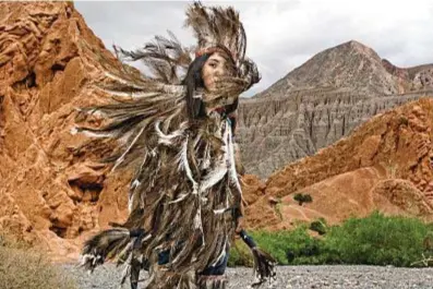  ??  ?? Una donna della tribù dei Samilantes, nella provincia di Jujuy, vestita da uccello Rhea. Secondo la tradizione propizia il sorgere del sole.