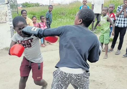  ?? Picture: SANDISO PHALISO ?? FEARLESS: Avela Ntete, wearing black gloves, throws a punch at Siphelo Dabho during a training session in Mdantsane's Manyano informal settlement.