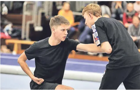  ?? RP-FOTO: STEPHAN KÖHLEN ?? Lukas Schröm (links) demonstrie­rte beim Nikolaustu­rnen einige Techniken des Kung Fu.