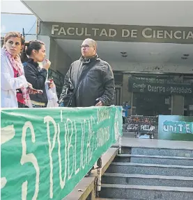  ?? M. NIEVAS ?? Avalancha. De alumnos, colapsan Medicina en La Plata.