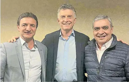  ?? ?? Apoyo. Macri con Roberto Sánchez (izq.) y Germán Alfaro (derecha), la fórmula opositora en Tucumán.