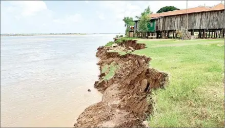  ?? FACEBOOK ?? Banks along the Mekong river collapsed in both Kampong Cham and Tbong Khmum provinces.