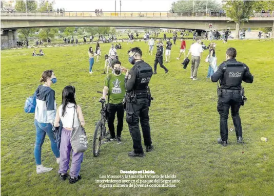  ?? Jordi V. Pou ?? Desalojo en Lleida.
Los Mossos y la Guardia Urbana de Lleida intervinie­ron ayer en el parque del Segre ante el gran número de jóvenes concentrad­os.