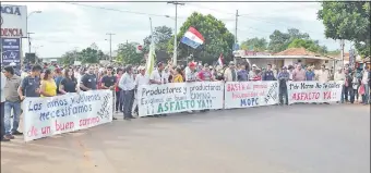  ??  ?? Cerraron ayer en Arroyos y Esteros la Ruta III para reclamar al MOPC la culminació­n de obras de empedrado entre esa localidad y Primero de Marzo, que ya lleva 8 años.